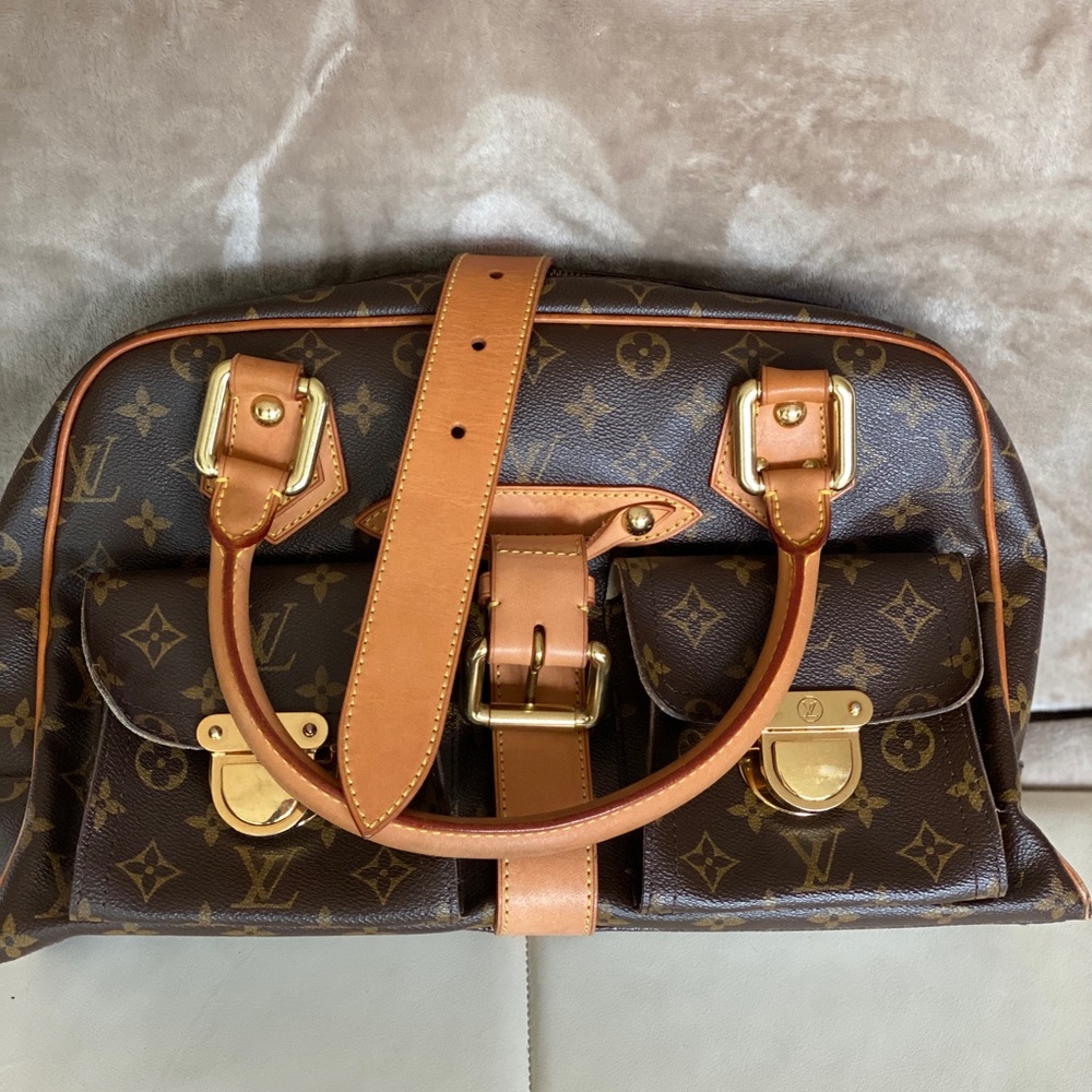 Original monogram.Double pocket front